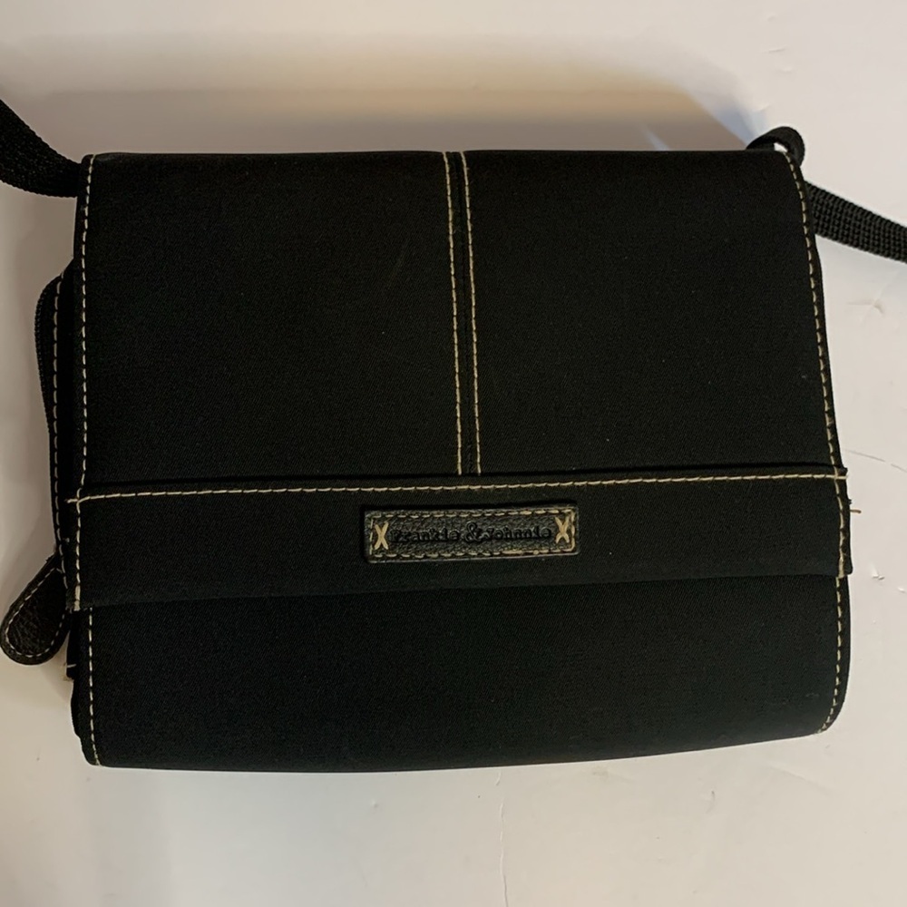 FRANKIE AND JOHNNIE BLACK NYLON CROSSBODY…LOTS OF STORAGE…PERFECT FOR TRAVEL…❤️
